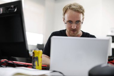 Dizüstü bilgisayarla çalışan adam 