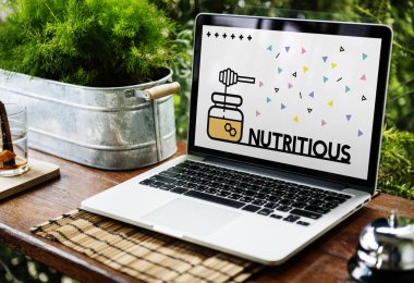 ahşap masa üstünde açılan laptop 