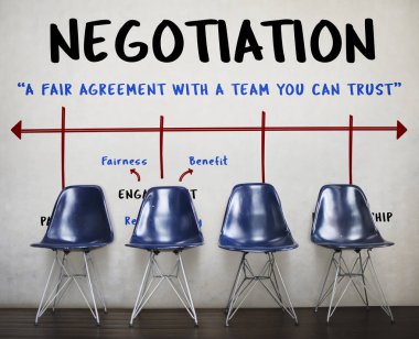 Duvar tarafından boş sandalyeler