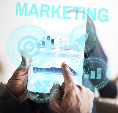 Erkek el dijital tablet kullanma 