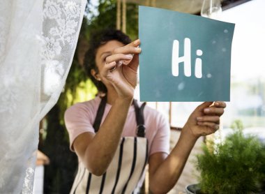 Afrikalı kadın dükkanda çalışan önlük 