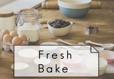 mutfak masasında malzemelerle