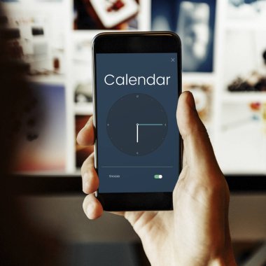 El ele tutuşan akıllı telefon. 