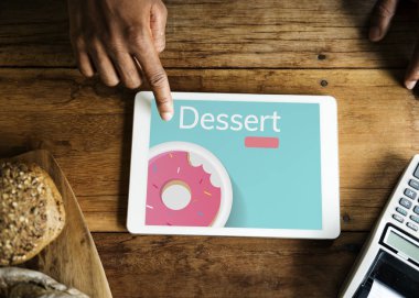 Dijital tablet kullanan kişi 