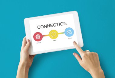 kişi holding dijital tablet