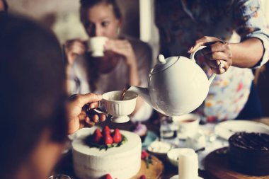 Çay partisi üzerinde toplama arkadaşlar