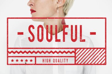 sarışın kısa saçlı kadın