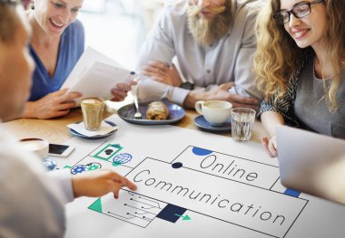 insanlar masada beyin fırtınası