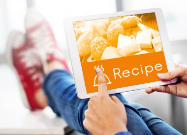 kişi holding dijital tablet