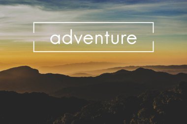 günbatımı karşı dağlar başında 