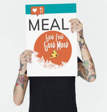 afişini tutan dövmeli kadın