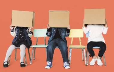 kafaları kutulara çocuklarla