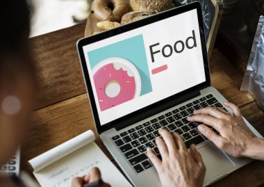 Dizüstü bilgisayarda yazan kişi 