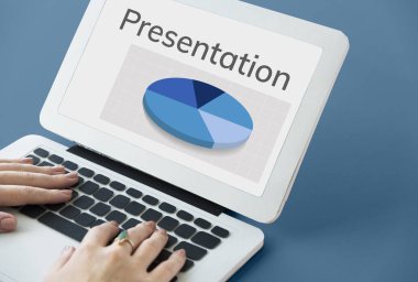 Dizüstü bilgisayarda yazan kadın klavyesi