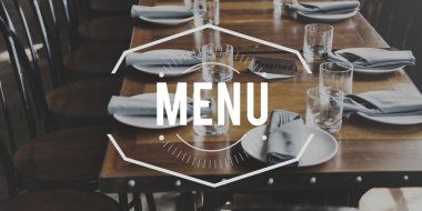 Restoran ve ahşap masa plakalı