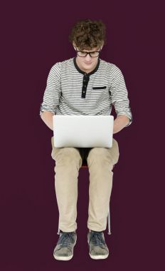 dizüstü bilgisayar kullanan adam