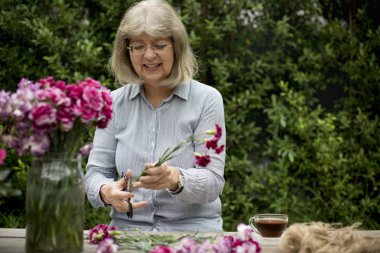 kadın kıdemli kesme çiçekler