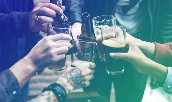 Grupp av vänner som har öl — Stockfoto