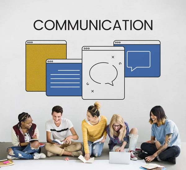 öğrenciler proje üzerinde birlikte çalışma