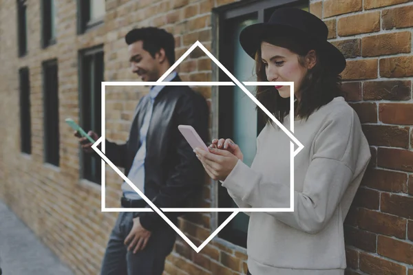 Pareja usando teléfonos inteligentes — Foto de Stock