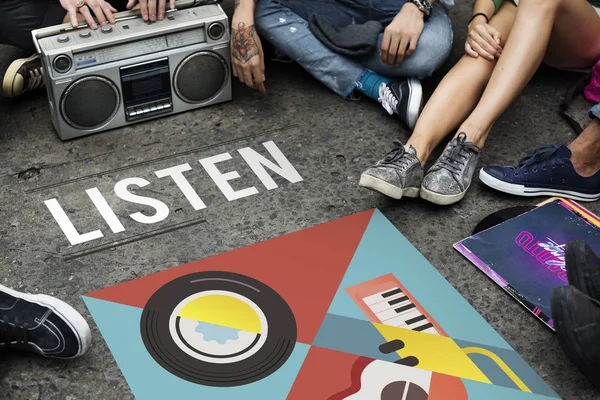 Teenager sitzen mit Boombox auf dem Boden — Stockfoto