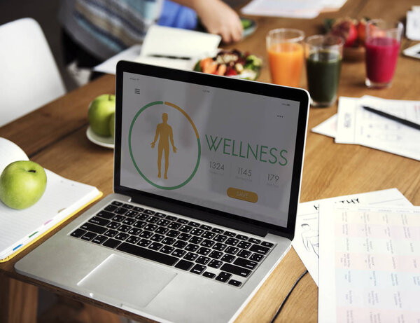 открытый ноутбук на столе
