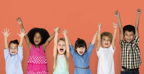 Barn håller händerna upp — Stockfoto