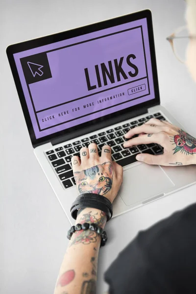 Tetovált nő kezében laptop — Stock Fotó