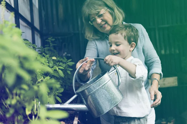 Abuela y nieto regar plantas — Foto de Stock