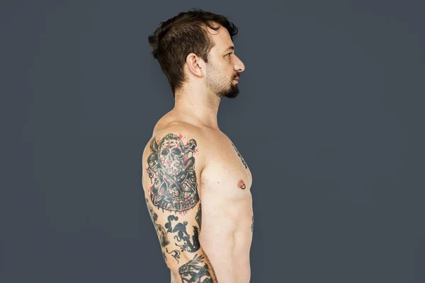 Homem tatuado sem camisa — Fotografia de Stock