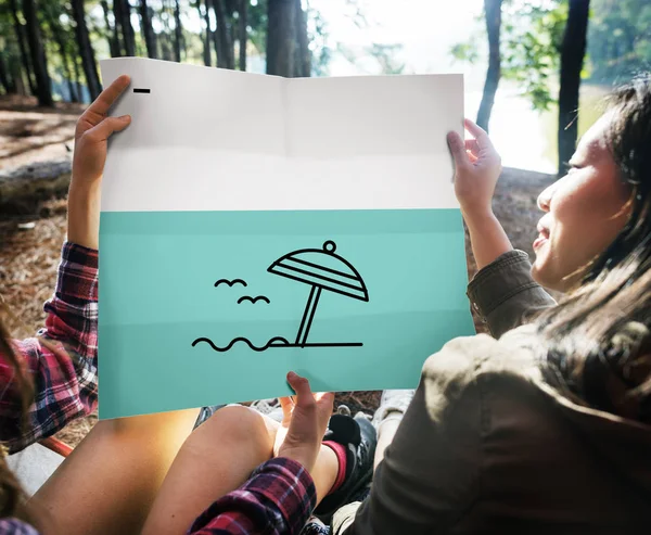 Meninas segurando folha de papel na floresta — Fotografia de Stock