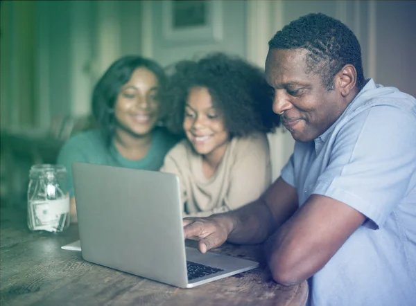 非洲家庭使用平板电脑 — 图库照片