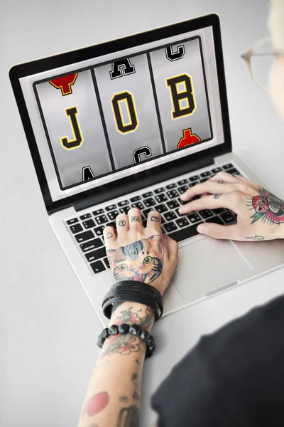 Vrouw van de getatoeëerde handen op laptop — Stockfoto