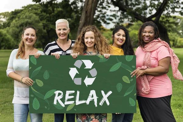 Cinco mujeres sonrientes sosteniendo pancarta — Foto de Stock