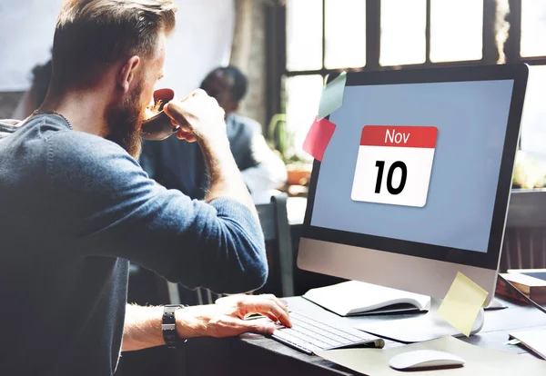 Man drinking coffee at workplace — Stock Photo, Image