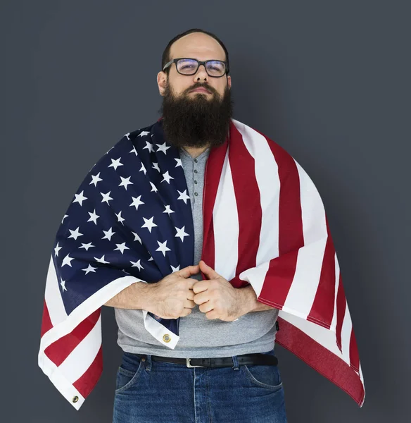 Hombre sosteniendo bandera americana — Foto de Stock