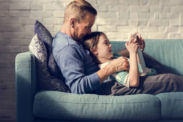 Padre e hija relajándose en el sofá — Foto de Stock