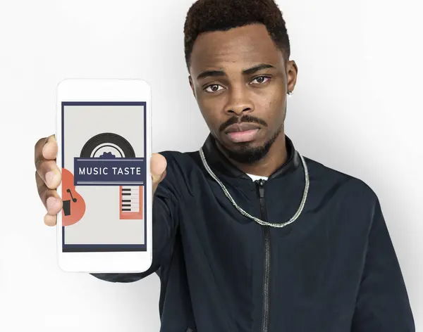 Afrikansk man presentera mobiltelefon — Stockfoto