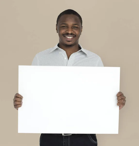 Sorrindo homem segurando banner em branco — Fotografia de Stock