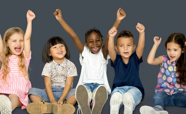 Kinder sitzen zusammen auf dem Boden — Stockfoto