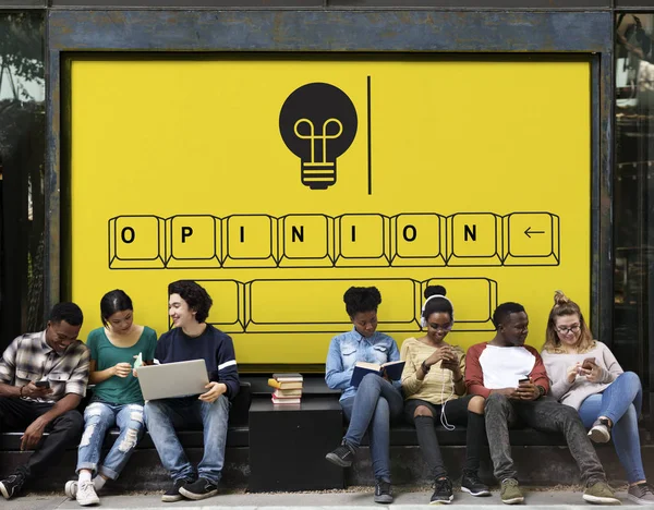 Étudiants multiethniques assis dans la rue — Photo