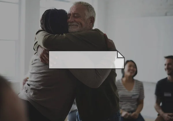 Uomo abbracciare donna al seminario — Foto Stock