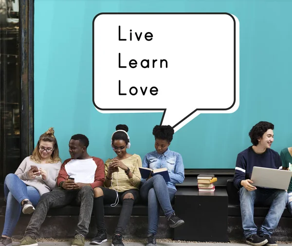 Multiethnische Studenten sitzen zusammen — Stockfoto