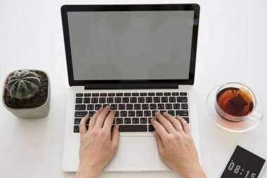 Eller dizüstü bilgisayarda çalışıyor