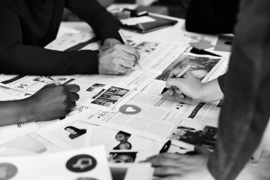 İnsanlar toplantıda beyin fırtınası 