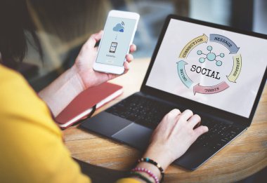 Dizüstü bilgisayarda yazan kadın klavyesi