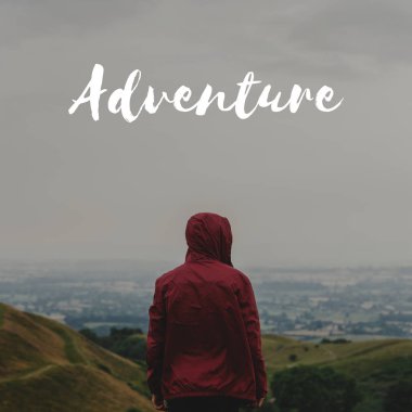 Kırmızı ceketli adamı 