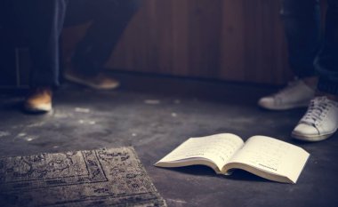 Şarkı kitabı katta ve müzik grubu 