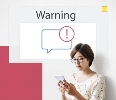 Akıllı telefon kullanan kadın