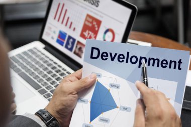 Kağıt sayfaya işaret eden takım elbiseli adam 